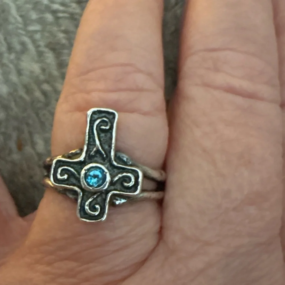 GUC cross Or Paz ring made in Israel. Size 8 stamped .925
